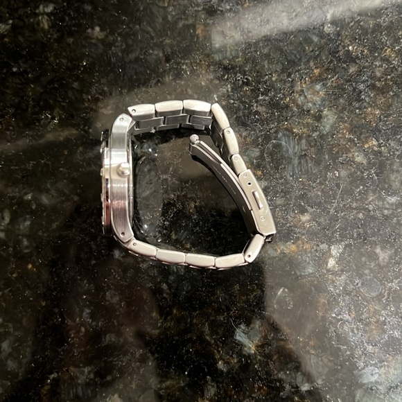 Guess women’s watch - Picture 3 of 4